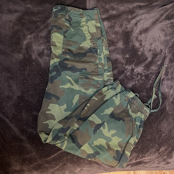 Alice + Olivia Camo Cargo Pants - Picture 1 of 5